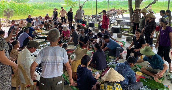 Người dân Nghệ An xuyên đêm gói, nấu hàng nghìn chiếc bánh chưng gửi ra cho bà con vùng lũ miền Bắc