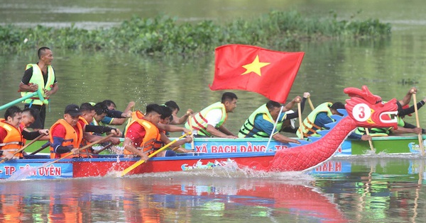 Bình Dương: Hàng ngàn người dân chen chân lên tháp cánh hoa dầu trị giá 10 tỷ đồng xem đua thuyền mừng 2/9