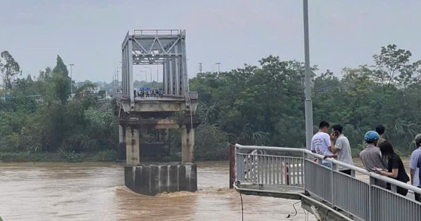 Cầu Phong Châu vừa đổ sập cao bao nhiêu mét?